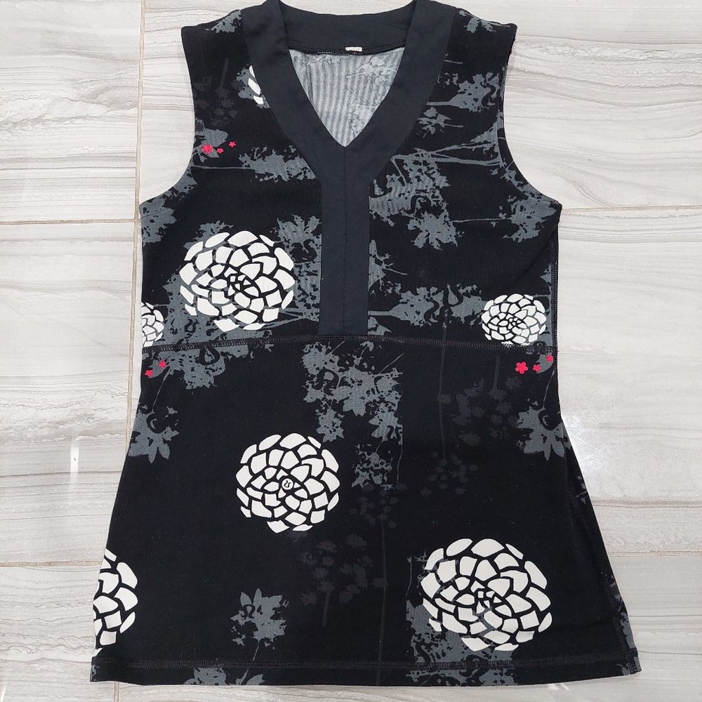 Extremely rare Lululemon Size 2/XS Deep V-neck Yoga Tank Black& White Floral